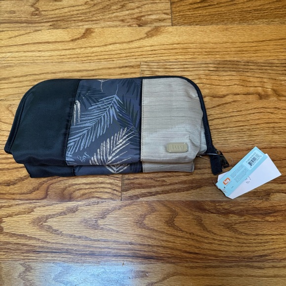 lug Handbags - NWT Lug Flash Cosmetics Case